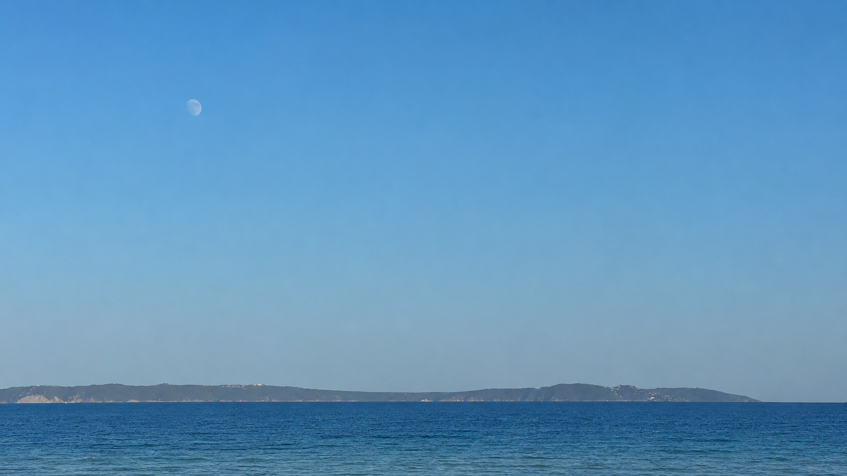 Vue sur la mer depuis Le Lavandou — Îles d'Or et lune au crépuscule